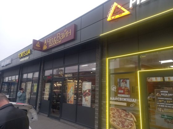 Лівий берег, Павільйон з водою і каналізацією, окремий вхід, все скляне.