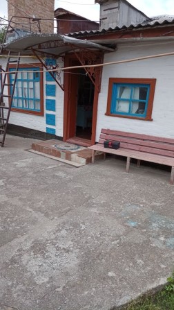 Продам  1/2 будинку у центрі міста .(Вулиця М. Грушевського./Чекістів/ - фото 1