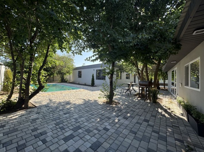 Продажа современного дома с бассейном, банями и гаражом! - фото 1