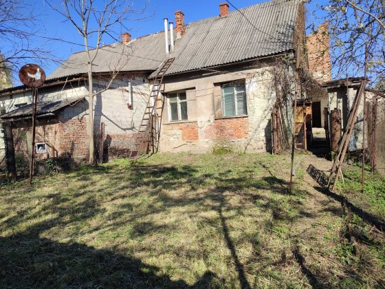 Півбудинка з окремою ділянкою і двором в центрі міста Берегово