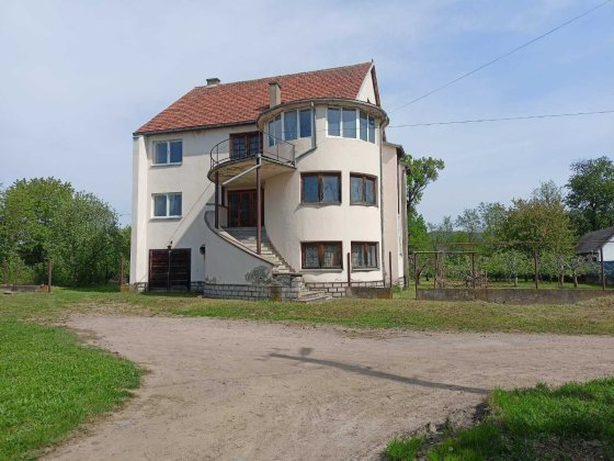 Продається 3х поверховий будинок поблизу м.Берегове (Закарпатська обл) Берегове