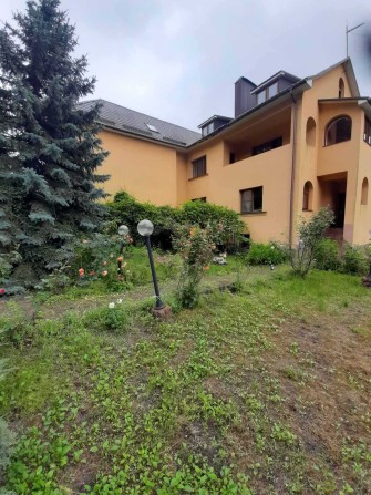 Великий будинок біля лісу та озера - фото 1