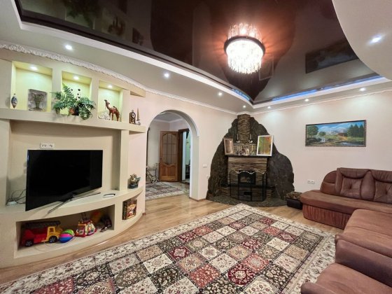 Капітальний будинок РОМАНКОВЕ, гараж, сад, тераса – всі зручності! Каменское