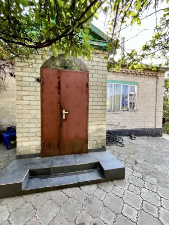 Будинок з гаражем та літнею кухнею - фото 1