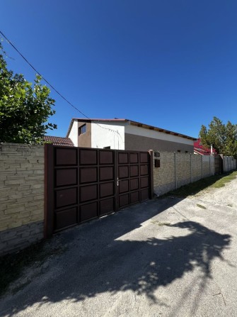 Срочно!Продам усадьбу! Дергачи!  Два участка, два дома- один гостевой. - фото 1