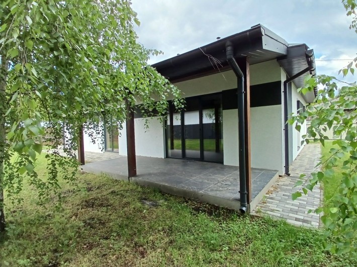 Дом с ремонтом и техникой возле озера. 4к 110м2/6сот - фото 1