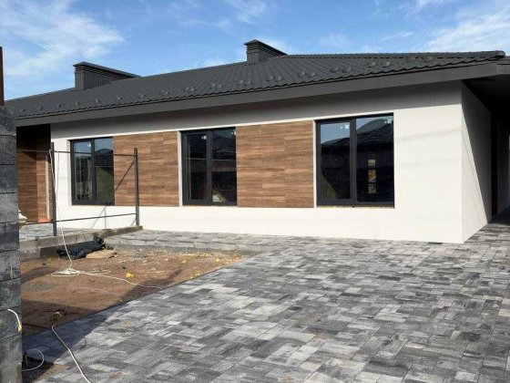 Просторий будинок із земельною ділянкою Гостомель