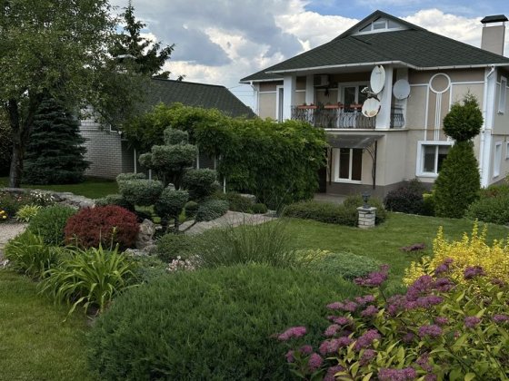 Продаж 2-во поверхового будинку з ландшафтним дизайом. Романково Каменское