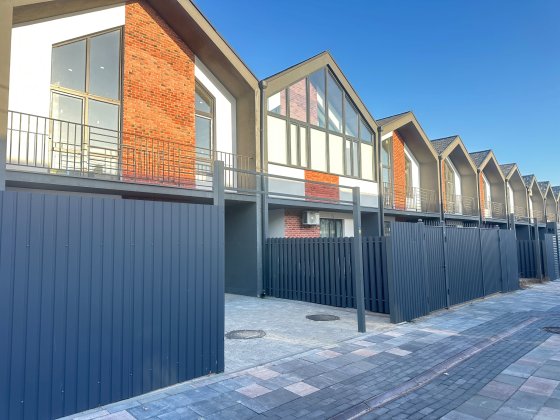 Кутовий таунхаус на 3-х сотках біля  озера Гостомель