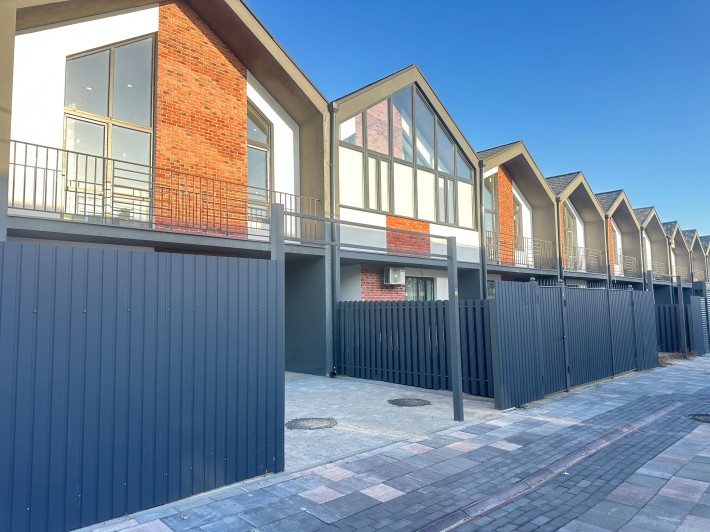 Кутовий таунхаус на 3-х сотках біля  озера - фото 1