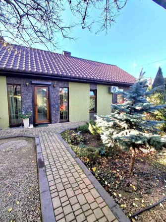 Продам дом с ремонтом и мебелью район Черноморска - фото 1