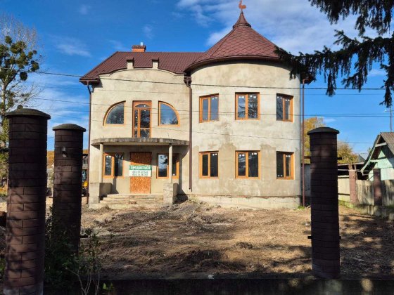 Продаж будинка з басейном Калуш