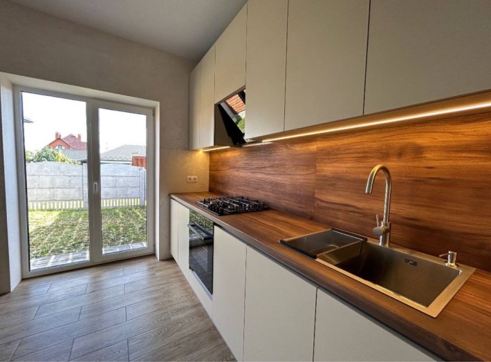 Таун з РЕМОНТОМ ТА газом - фото 1