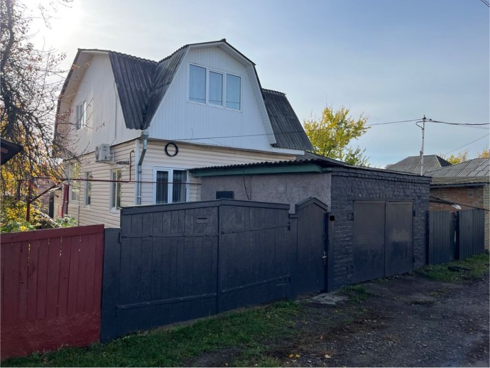 Продам півбудинку по вул. Євгена Коновальця (наприкінці вулиці) - фото 1