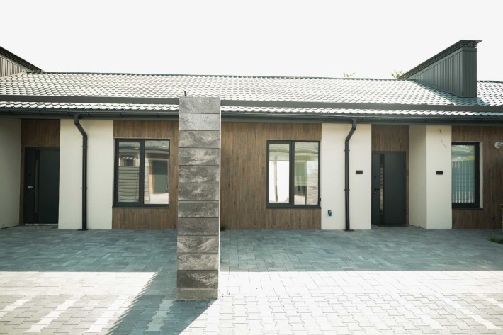 Таунхаус 65 м² у Гостомелі з ділянкою, двориком і центр.комунікаціями - фото 1