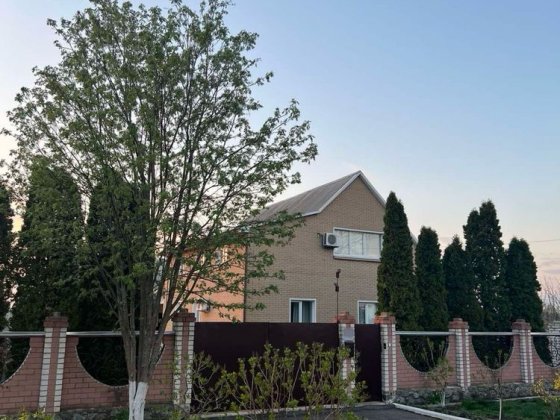 Продається двоповерховий будинок у місті Берестин. Берестин