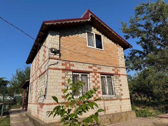 Продам дачний будинок з земельною ділянкою Лозова