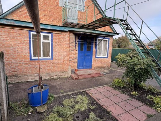 Будинок з великою ділянкою Лубны