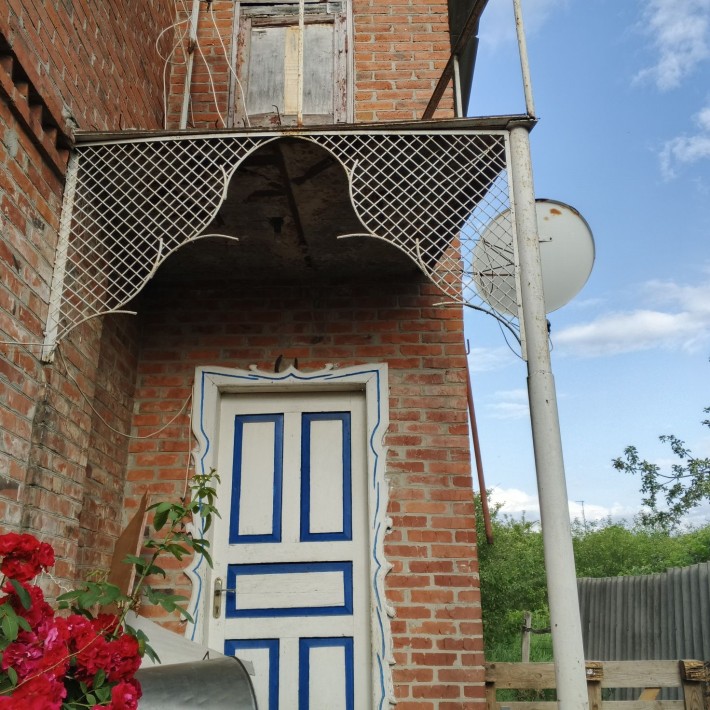 Срочно продаю добротный дом с участком под Ваш ремонт - фото 1