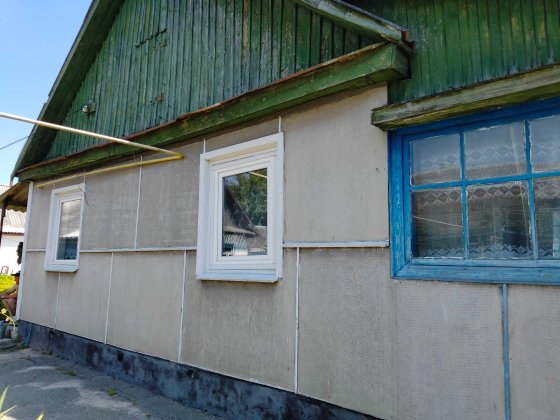 Продам будинок на 2 ходи , потребує ремонту.Можливий торг. Звягель