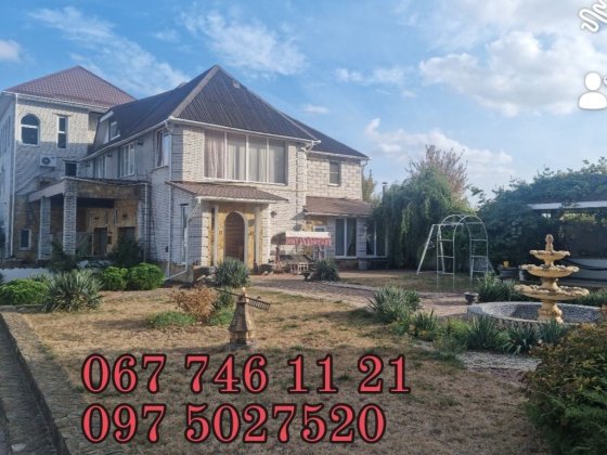 Власник.Продаю три 2 поверхові будинки, гараж під грузові автомобілі, Обухів