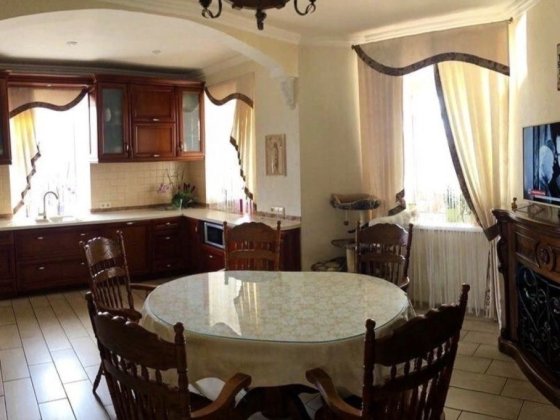 Продам шикарный дом в лесу возле реки