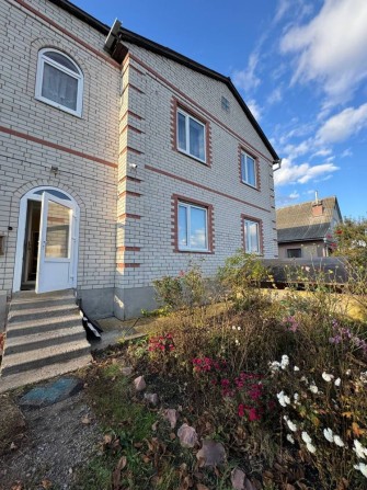 Продається 2-поверховий будинок із ремонтом, хоз будівлею, 2 гаражами - фото 1