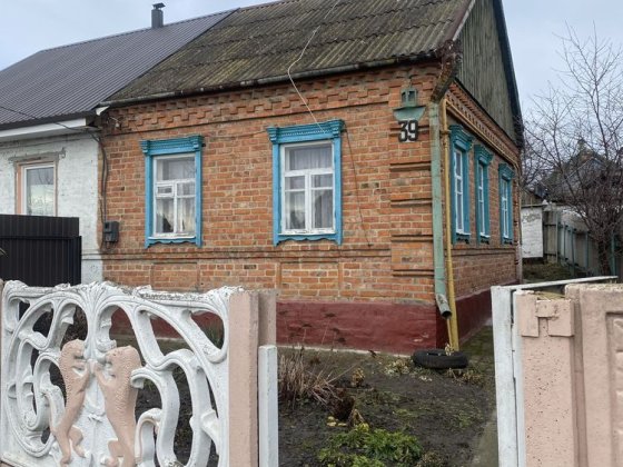 Продам пол Дома в городе