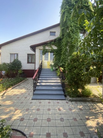 Продам 2 этажный дом в центре города - фото 1