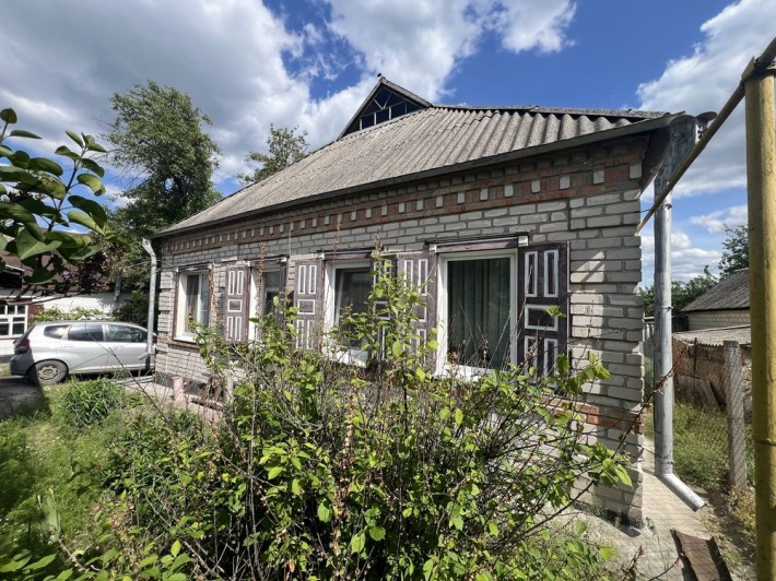 Жилой, кирпичный дом в городе - фото 1