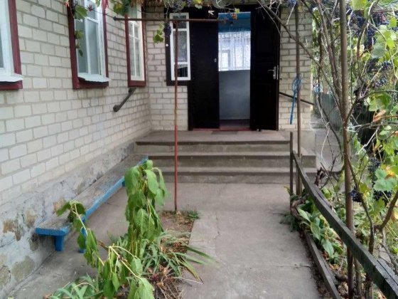 Цегляний будинок із ділянкою землі Сміла