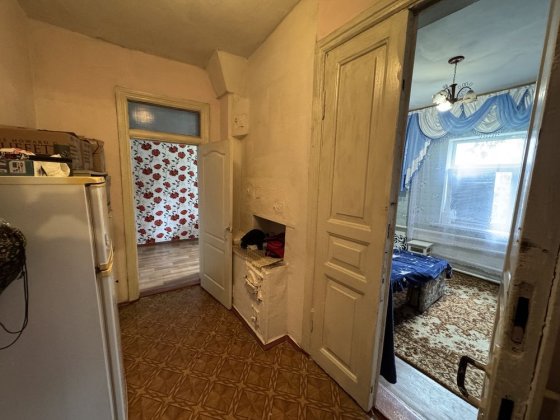 Центр. Район дитячої лікарні. Окремий двір. Дві окремі кімнати. Гараж. Умань