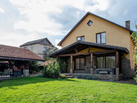 Будинок з якісним ремонтом біля озера Хмельницький