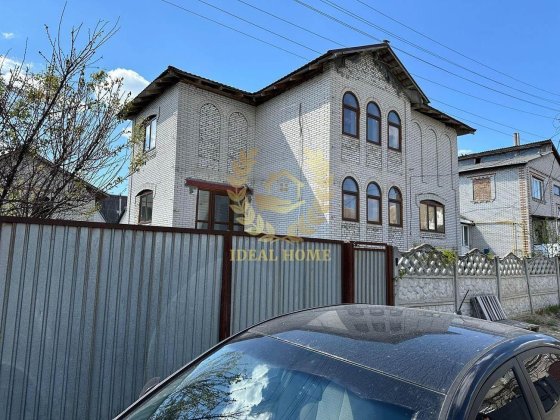 Продам будинок складається із двох повноцінних поверхів. Фастів