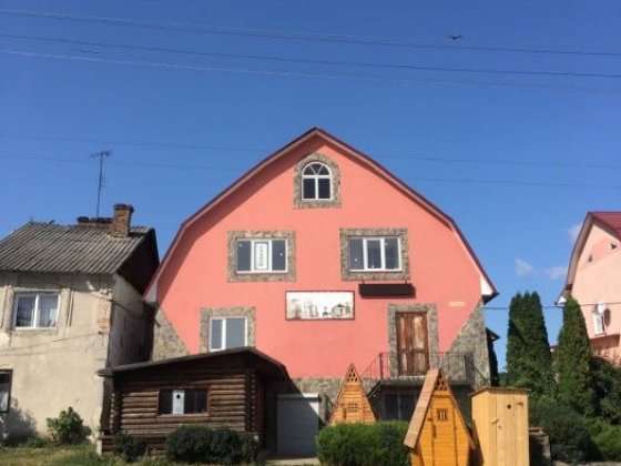 Будинок Квартира Магазин 3 поверхи місто Хотин ( навпроти ринку ) Хотин