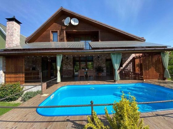 Закарпаття, м. Хуст. Сучасний котедж + фасадні комерційні приміщення. Хуст