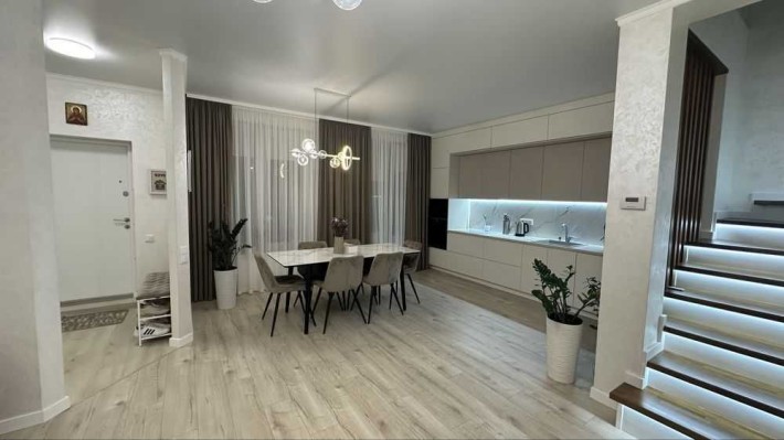 Таунхаус 2 спальні, кухня-студія, закритий двір, зарядка для ЕМ, Центр - фото 1