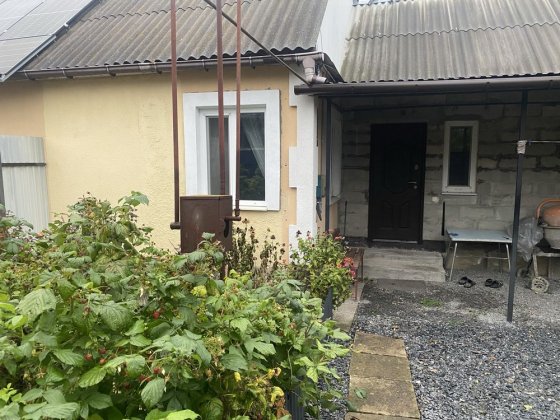 Продається півбудинку