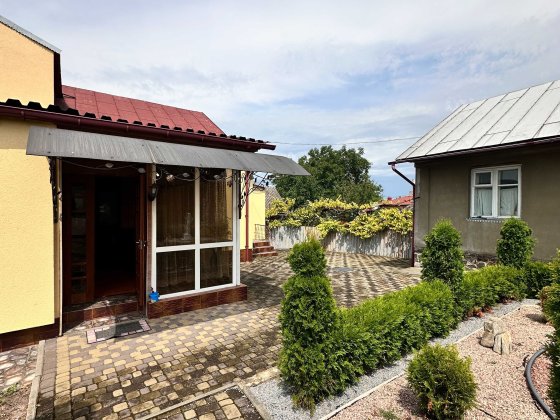 2 будинки+виробниче двоповерхове приміщення на території