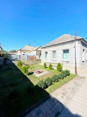 Продам дом в центре 9 соток Безналичный расчет Главная улица Газ вода - фото 1