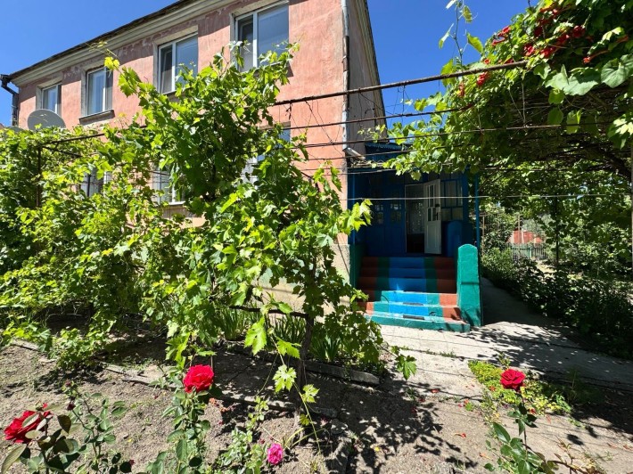 Продам будинок у тихому селищі без війни. Центр, земля, сад - фото 1