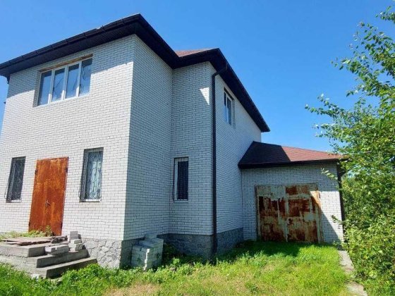 Продам добротный 3-х эт. дом в Подгородном на берегу реки Підгородне