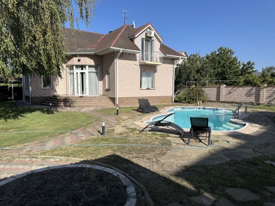 Продається будинок з ремонтом, басейном та гаражем
