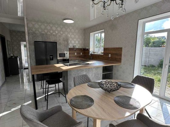 Продам сучасний будинок в центрі Підгородного