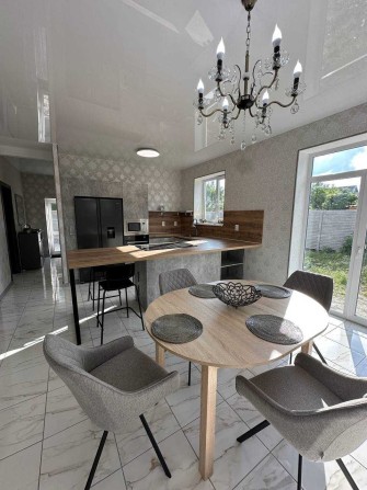 Продам сучасний будинок в центрі Підгородного - фото 1