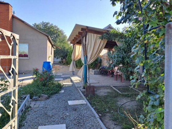 Продам  утеплений будиночок у центрi Новоолександрівці