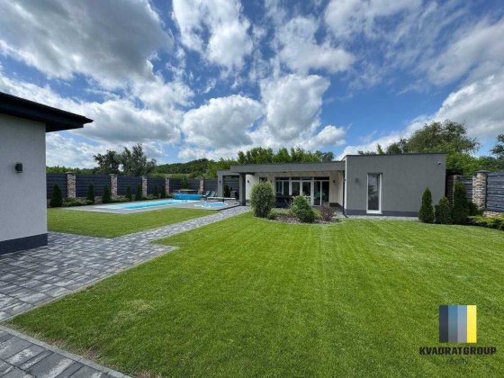 Продам стильный дом с бассейном в Новоалександровке. Лучшая цена!