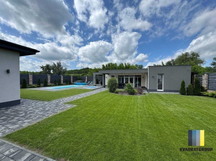 Продам стильный дом с бассейном в Новоалександровке. Лучшая цена! - фото 1