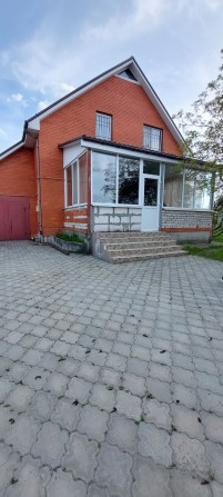 Продам 2-х эт дом в Новоселовке  на берегу судоходной реки - фото 1