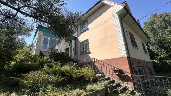 Продається капітальний будинок в Зарічанах з ділянкою та зручностями - фото 1